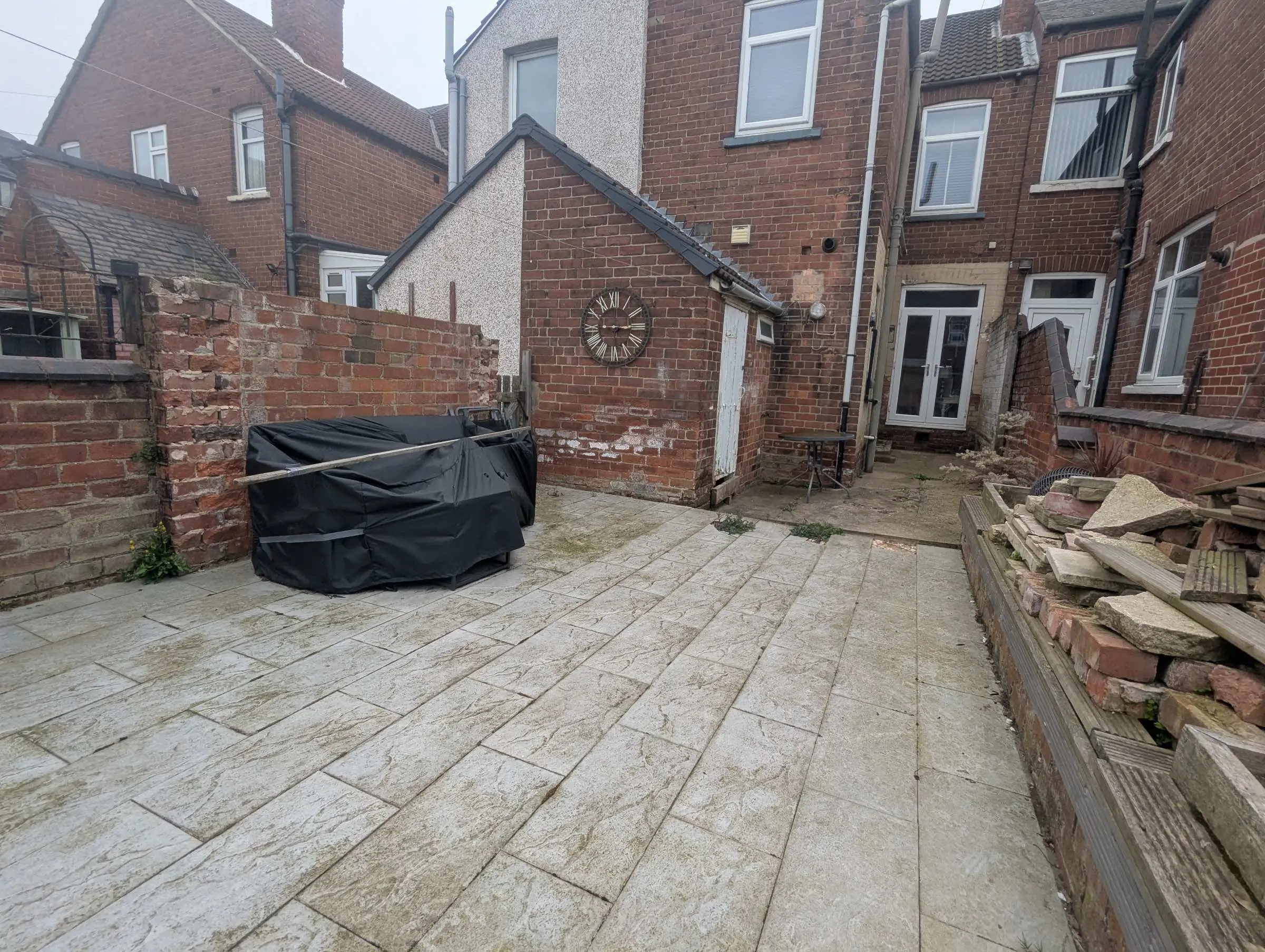 Porcelain patio and built-in planters