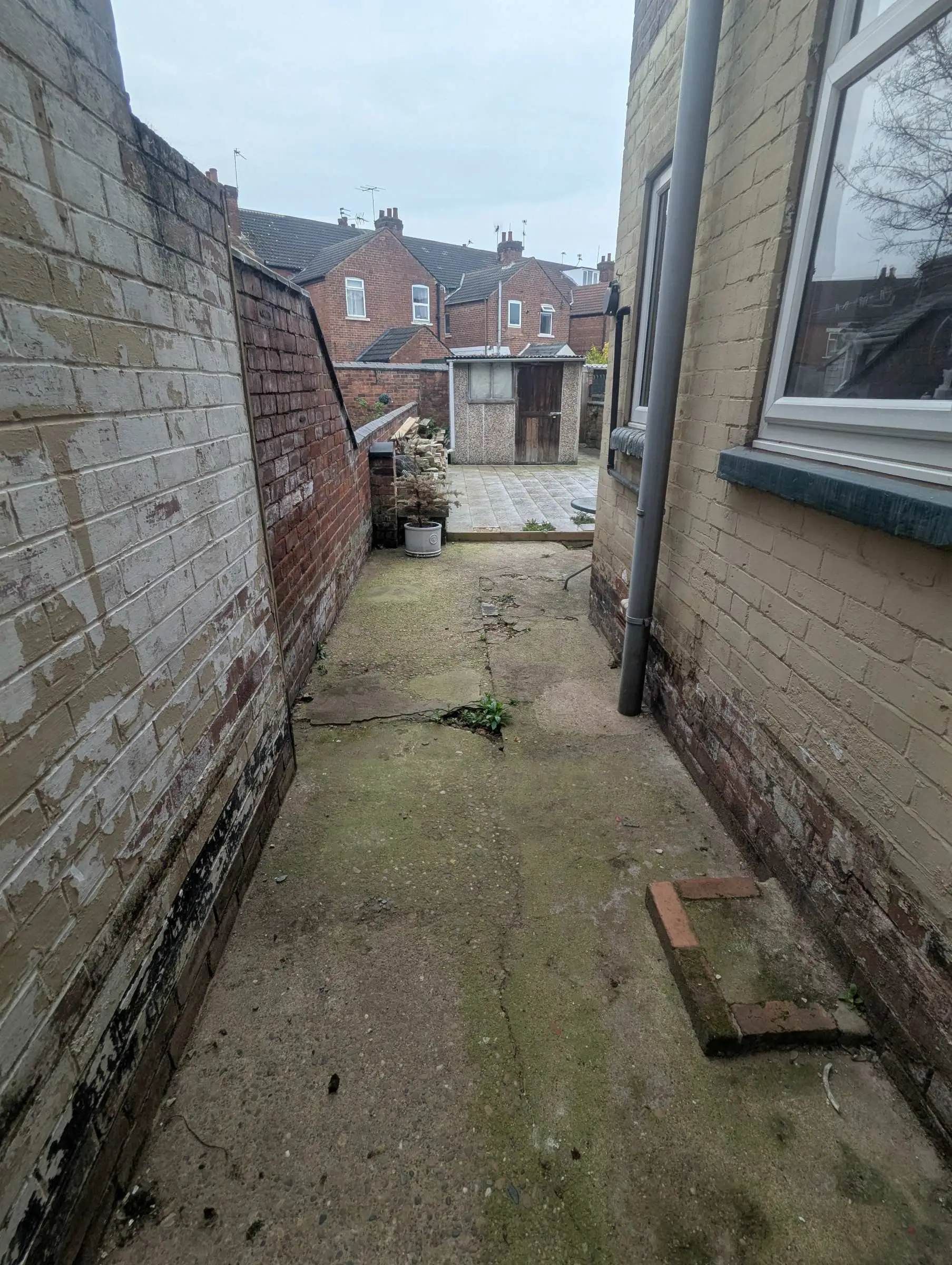 Porcelain patio and built-in planters